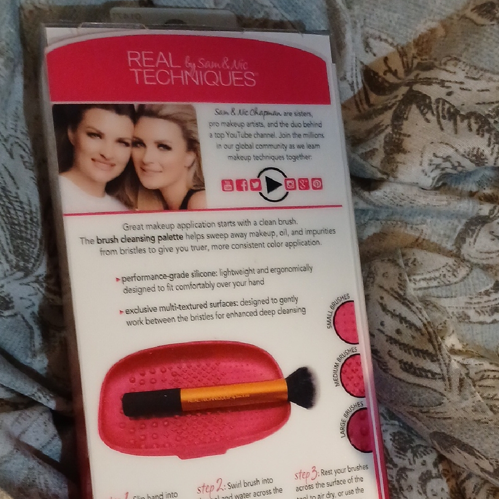 Real Techniques Brush Cleansing Palette - Picture 4 of 7